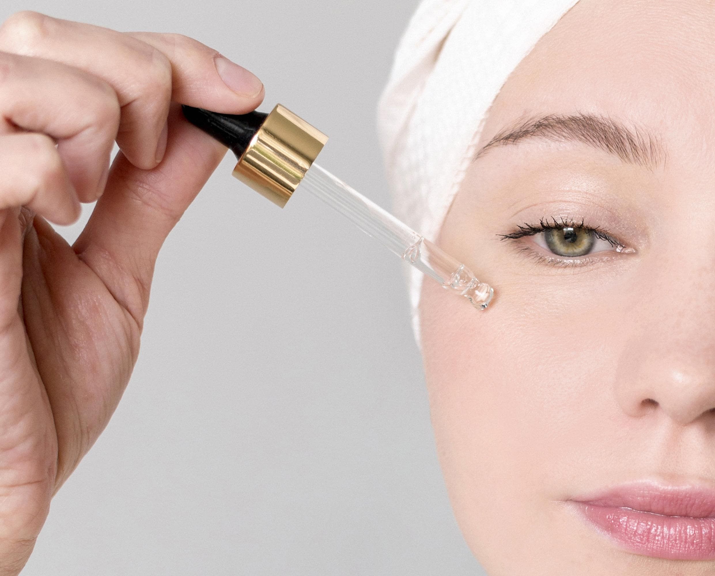 Какие есть сыворотки для лица. Нанесение сыворотки. Serum. Сыворотка для лица креатив для рекламы. Сыворотка для лица баннер.