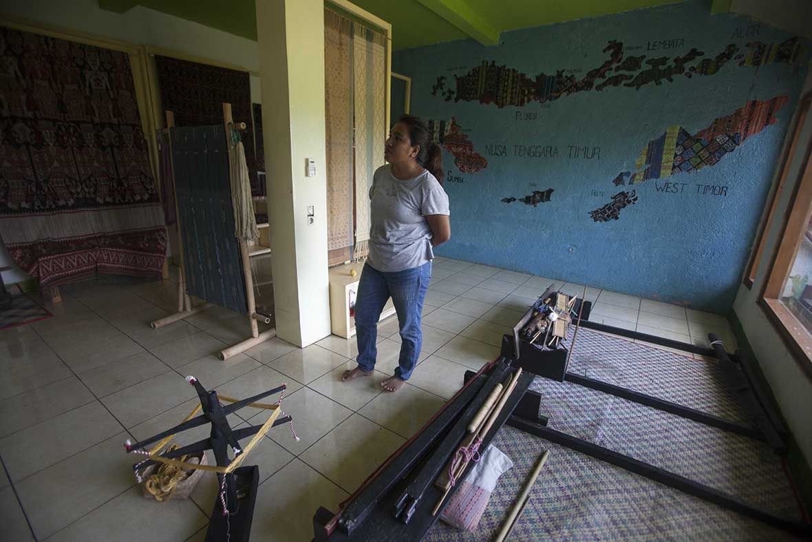 Ney Dinan Jangan Sebut Tenun Manggarai Sebagai Tenun Labuan Bajo Semua Halaman National Geographic