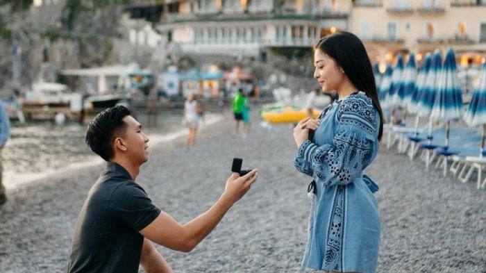 Sambil Menangis, Indra Priawan Ucap Pesan Menyentuh untuk Nikita Willy di Momen  Lamaran : Aku Mengagumimu - Semua Halaman - Hype