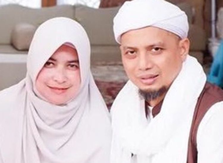 Rela Dimadu Sang Suami Selama 9 Tahun Terungkap Istri Pertama Ustaz Arifin Ilham Ternyata Bukan Orang Sembarangan Semua Halaman Sajian Sedap