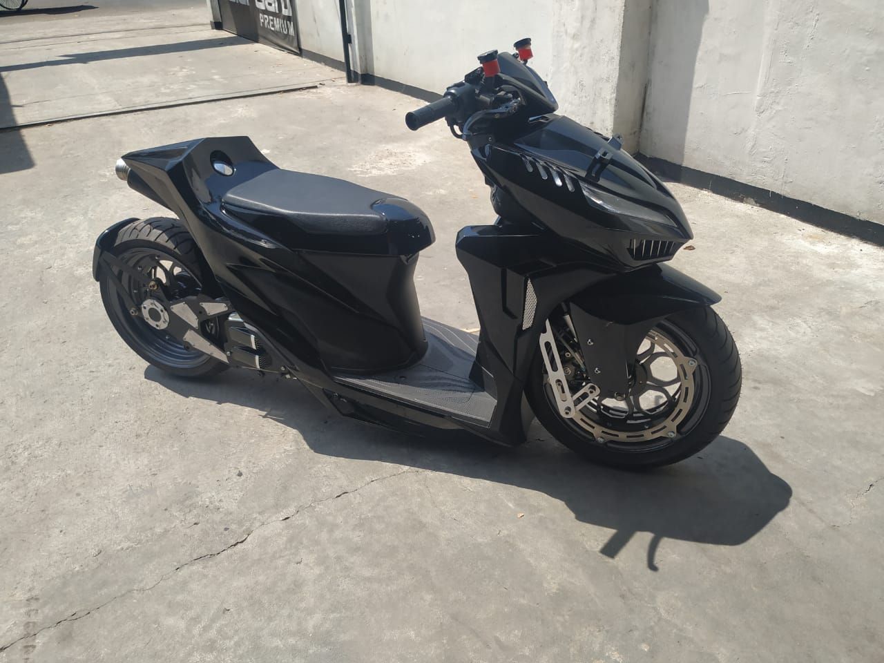 Sangar Modifikasi Honda Vario 150 Tampang Darth Vader