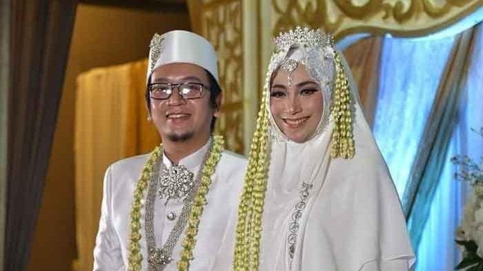 Bulan Madu Di Atas Pelangi Chord Chord Kunci Gitar dan Lirik Lagu Malaysia Cinta Kita - Inka Christie: Bulan Madu di Awan Biru - Semua Halaman - Suar