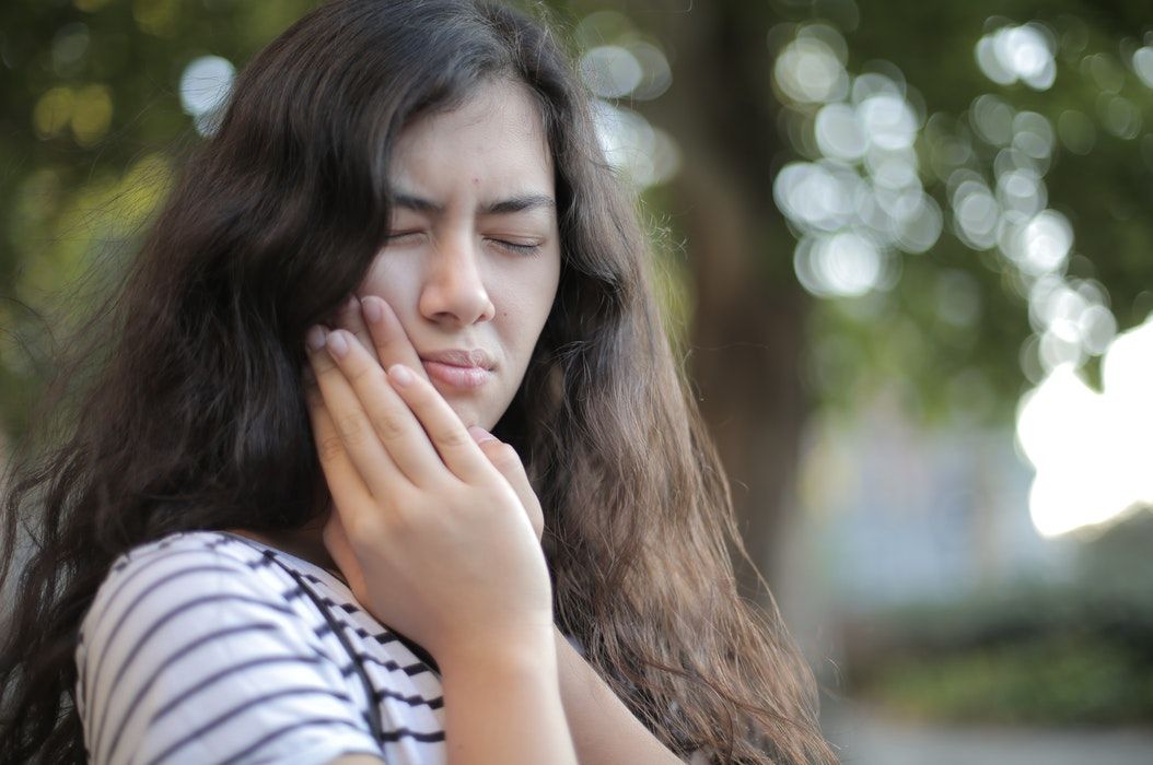 Alami Gusi Bengkak? Coba Redakan dengan 4 Bahan Alami Ini, Air Garam