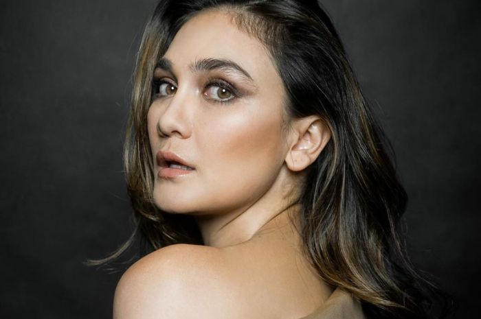 Lunamaya Xnxx - Berani Tampil Terbuka, Luna Maya Sukses Curi Perhatian Lewat Penampilannya  - Semua Halaman - Hype