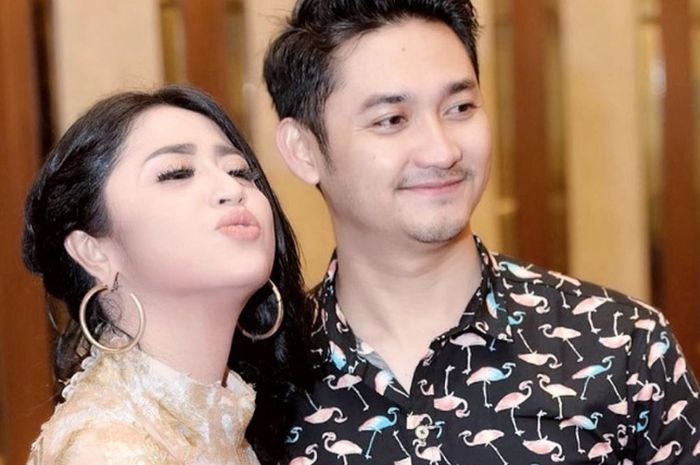 Bolak Balik Diancam Cerai Dewi Perssik Karena 4 Tahun Tak Beri Nafkah Angga Wijaya Kini Berikan Gaji Pertama Untuk Istrinya Semua Buat Eneng Semua Halaman Grid Hot