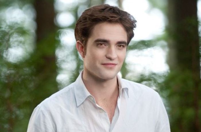 Kencan di Tempat Umum, Robert Pattinson Kepergok Cium Model Cantik Ini