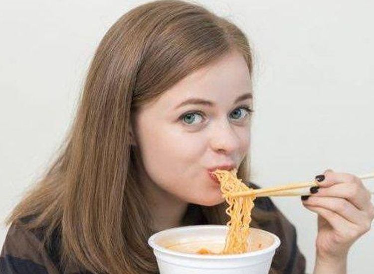 Harus Tahu! Inilah yang Terjadi Pada Tubuh Wanita Jika Makan Mi Instan