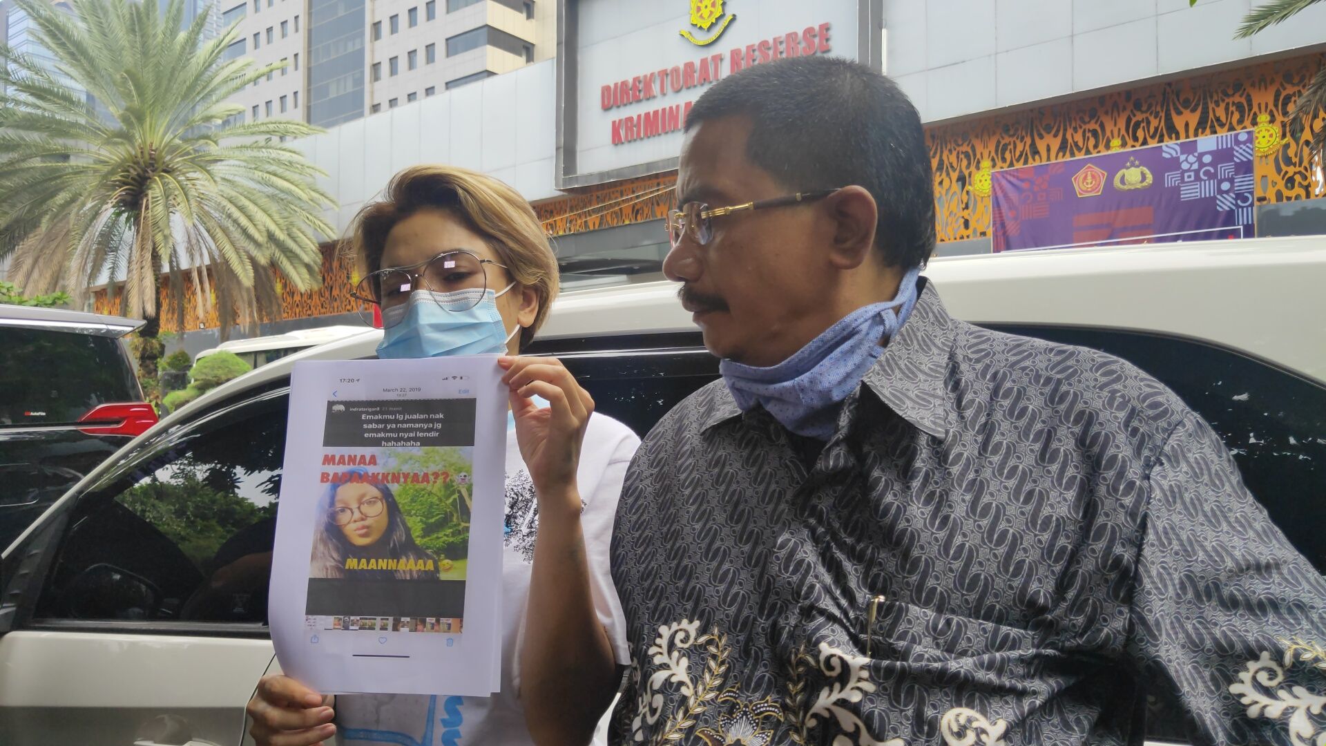 Nikita Mirzani Serahkan Barang Bukti Postingan Indra Tarigan kepada Polisi