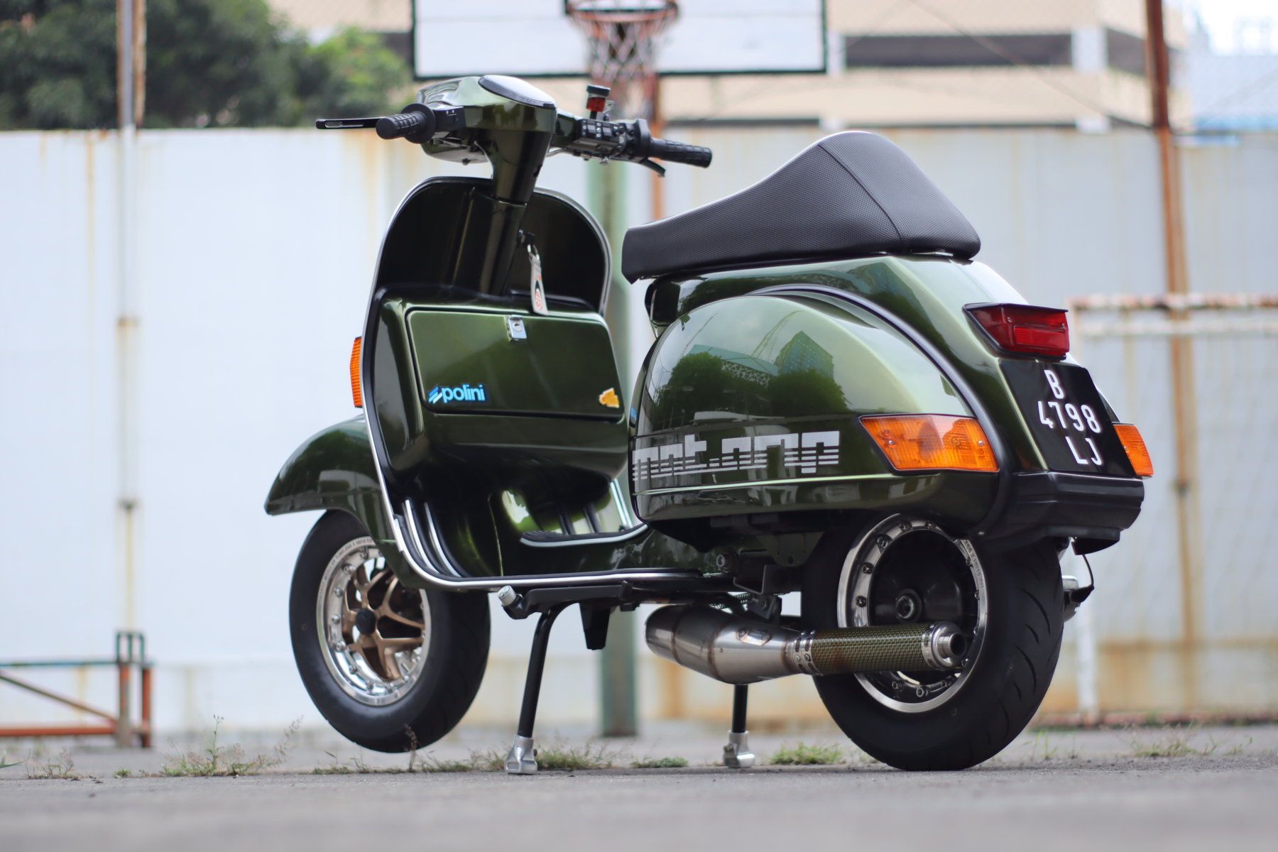 Vespa Exclusive 2 Menolak Pelan