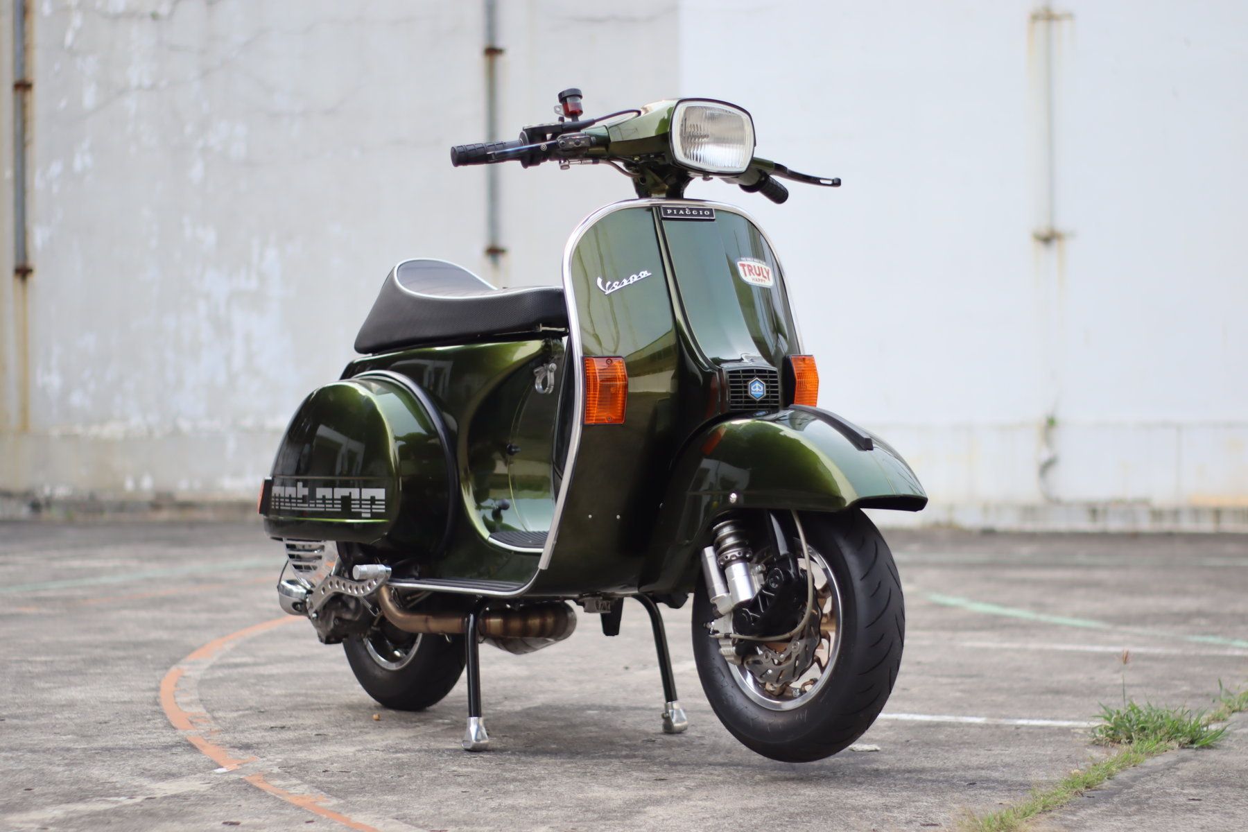 Vespa Exclusive 2 Menolak Pelan