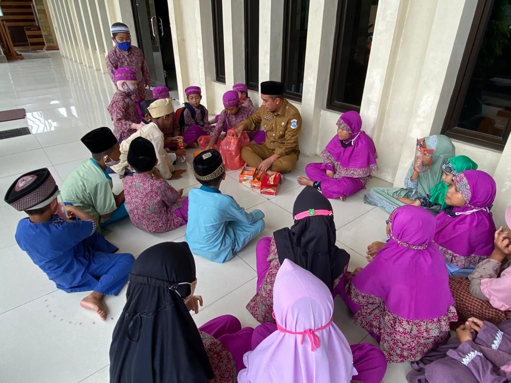 Molen Luangkan Waktu Santai Bersama Anak-anak TPA Masjid Permutih