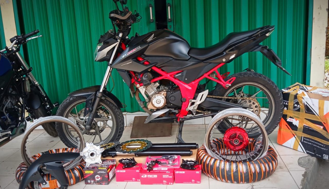 Modifikasi Motor Honda CB150R Berkaki Padat Siapin Modal Segini