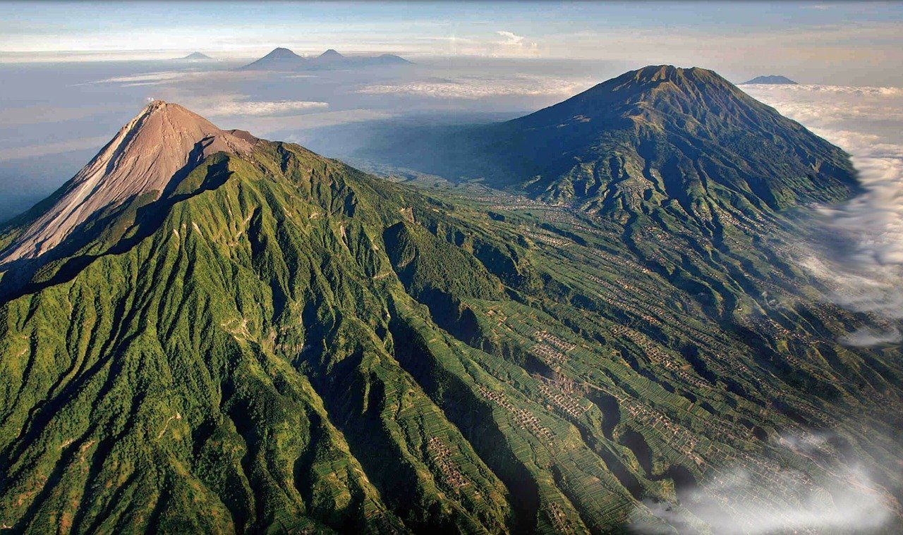 Gunung berapi dikatakan mempunyai status waspada jika mempunyai ciri