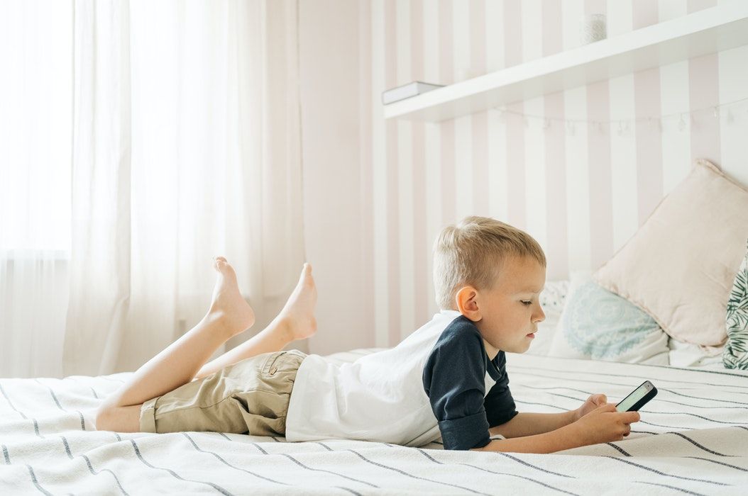 Masih Sering Tidur Dekat Ponsel? HatiHati, 4 Bahaya Ini Bisa Dialami