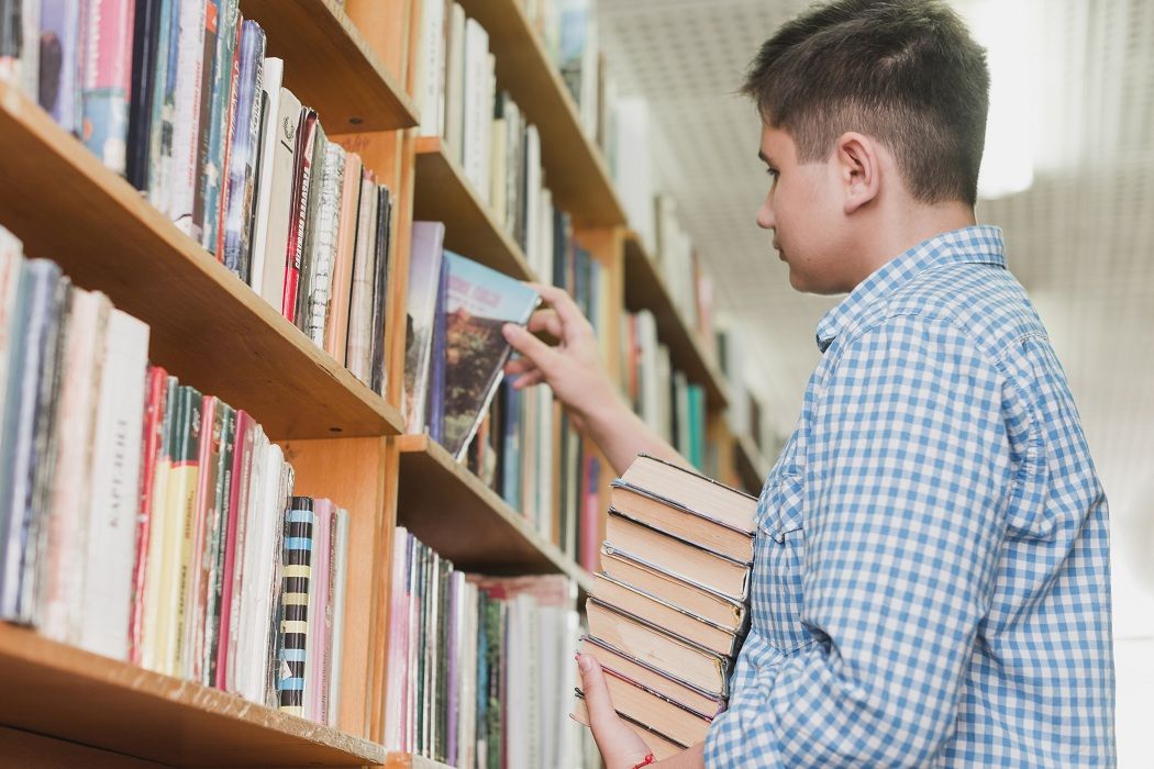 Кто собирает книги. Кто собирает книги. Яранская районная библиотека. Собирание книг для чтения. Печальная книга.