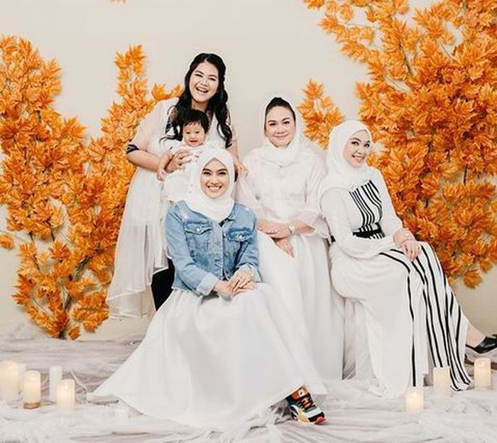 Jadi Besan Orang Nomor Satu Di Indonesia Mertua Kahiyang Ayu Ternyata Bukan Sosok Sembarangan Hingga Disebut Sebut Masih Keturunan Raja Intip Modisnya Gaya Besan Jokowi Yang Bak Sosialita Semua Halaman Grid Id How can i contact erwin jingga's management team or agent details, and how do i get in touch directly? mertua kahiyang ayu ternyata