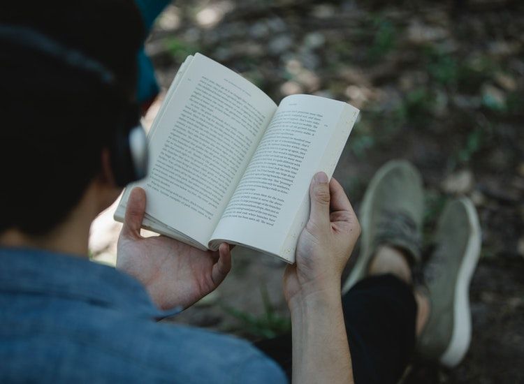 Bahasa dalam karangan nonfiksi adalah bahasa yang memiliki makna