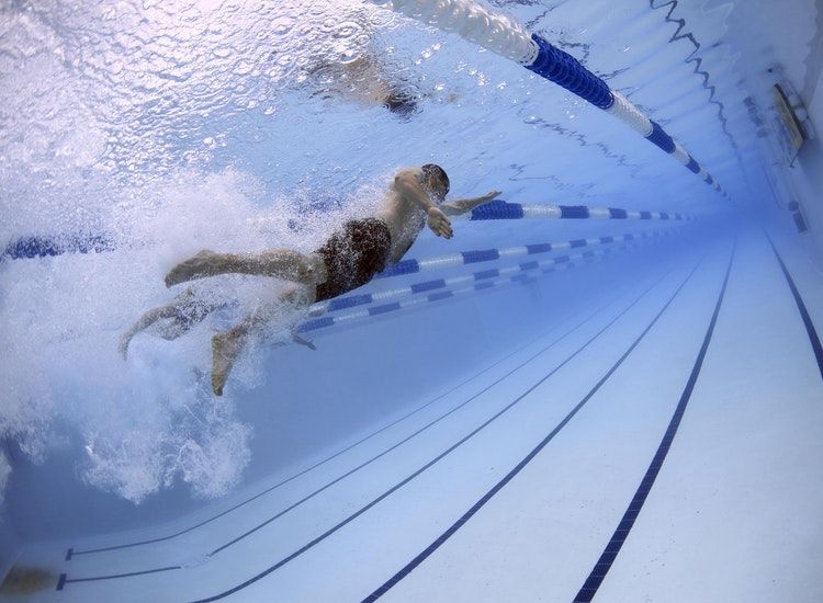 Cara Meluncur yang Benar saat Berenang, Materi Penjasorkes Kelas 3 SD - Semua Halaman - Bobo