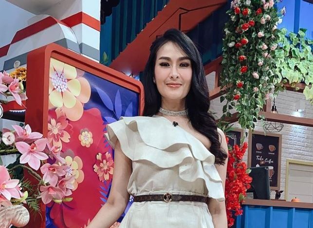Dikenal Sebagai Artis Yang Nyinyir Di Tv Hingga Sang Putra Tak Mau Satu Frame Iis Dahlia Akui Iri Melihat Kebersamaan Ashanty Dengan Anak Anaknya Semua Halaman Grid Hot<script async src=
