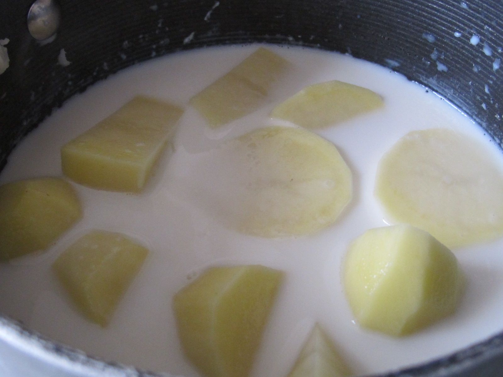 Как варить пюре на воде. Вареная картошка с крахмалом в домашних. Картофельное пюре с крахмалом шарики. Как приготовить пюре из картошки на воде. Как приготовить из картофеля на крахмале.