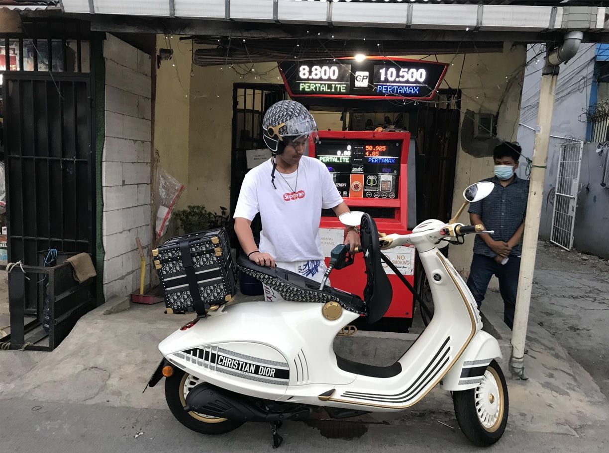 Cuma Beli Tempe Doang Pakai Vespa Christian Dior Rp1,35 Miliar