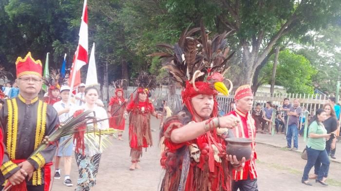 Sebutkan contoh upacara adat dalam peristiwa penting suku-suku yang ada di indonesia