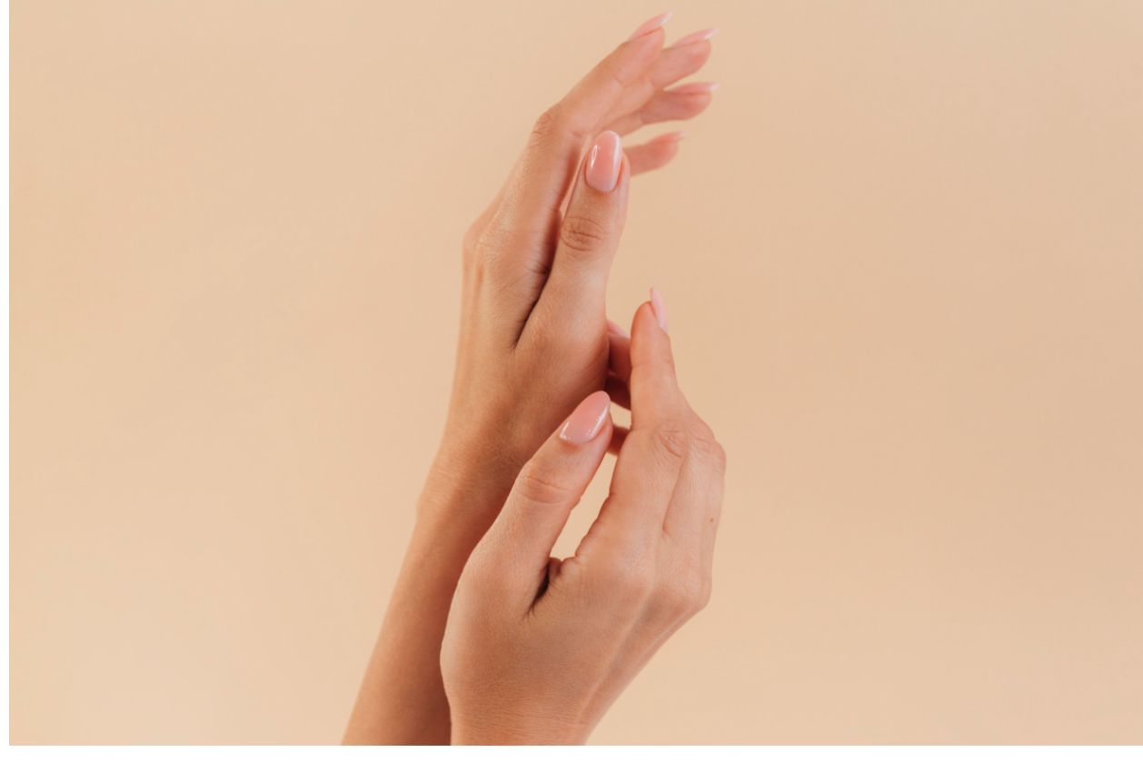 Simak Ini 5 Rahasia Tren Dip Powder Nail Yang Bikin Kuku Cantik Parapuan