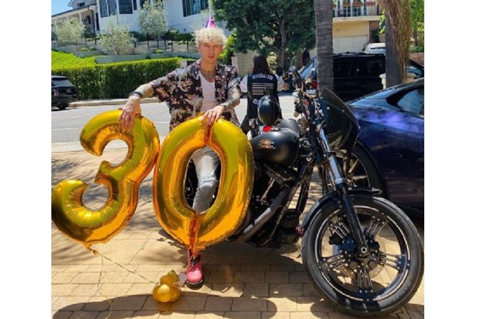 Ribut Dengan Mcgregor Rapper Machine Gun Kelly Suka Moge Harley Davidson Motorplus