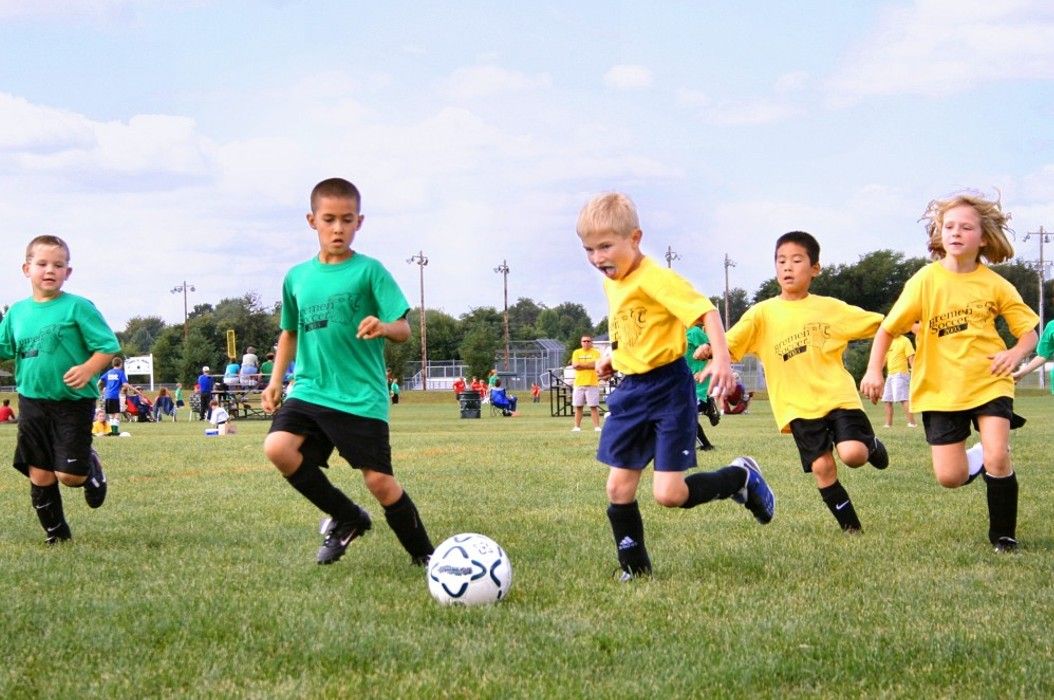 Tuliskan beberapa prinsip dasar yang harus dikuasai pada permainan sepak bola
