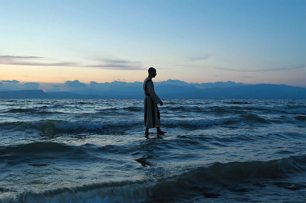 Jawaban Sains Untuk Bisakah Seseorang Berjalan Di Atas Air Semua Halaman National Geographic