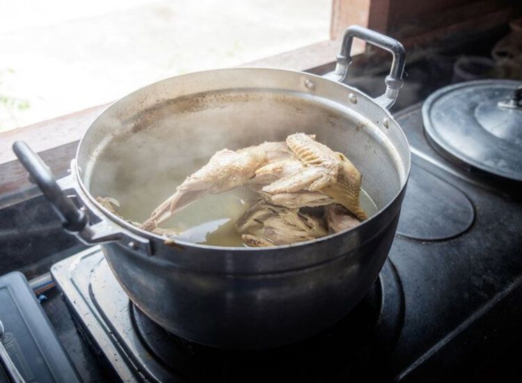 Belajar Dari Resto Terkenal Saat Rebus Ayam, Ternyata Cuma Cemplungkan Air Kelapa Ke Dalam Rebusan, Hasilnya Langsung Bikin Nagih - Semua Halaman - Sajian Sedap