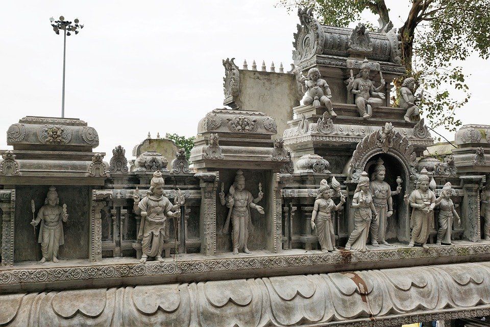 Patung relief dan monumen termasuk dalam seni rupa