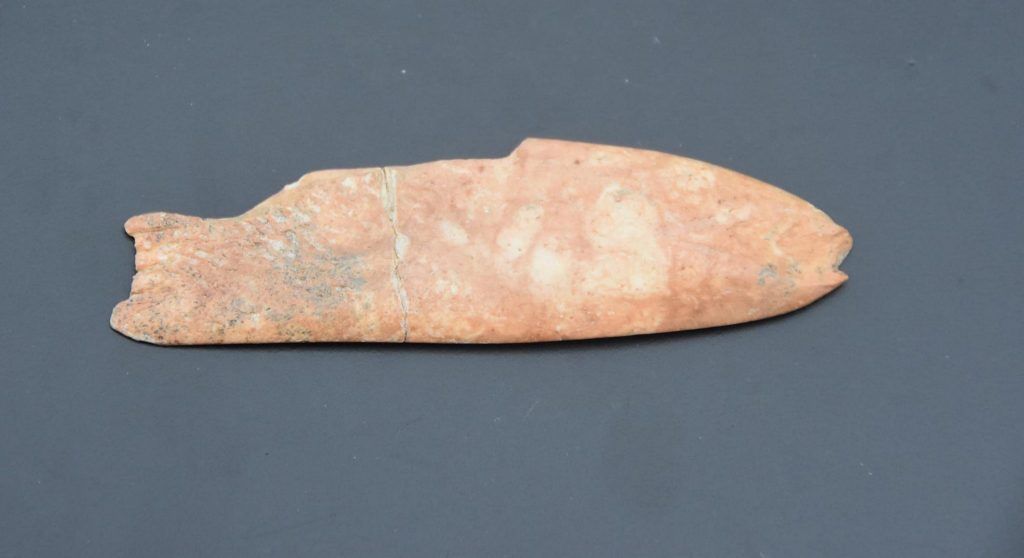 banyak ditemukan peralatan kehidupan manusia purba yang terbuat dari batu dan tulang yang ditemukan di wilayah situs