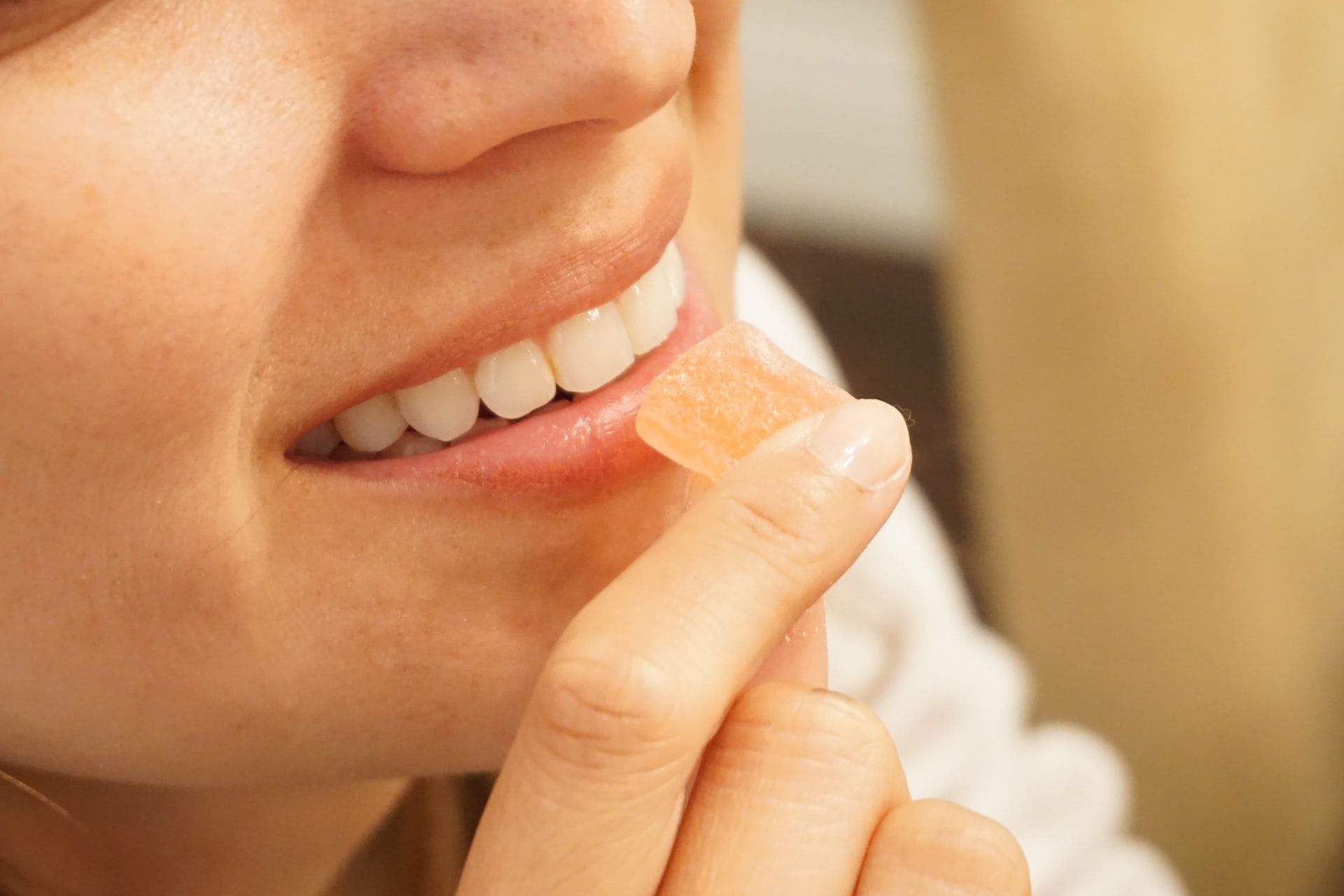 Mulai Sekarang Biasakan Berkumur dengan Minyak Kelapa, Hasil Menakjubkan  pada Gigi ini Langsung Terlihat dalam Hitungan Menit!
