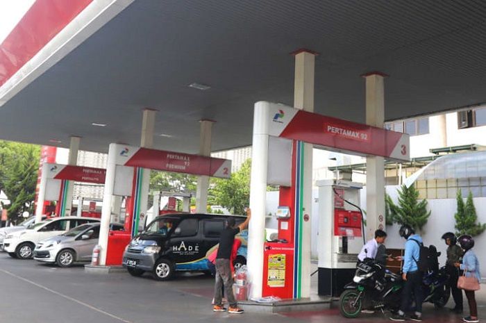 Beli Bensin di SPBU Dibilang Sudah Gak Terima Uang Cash, Begini Penjelasan Pertamina - Motorplus
