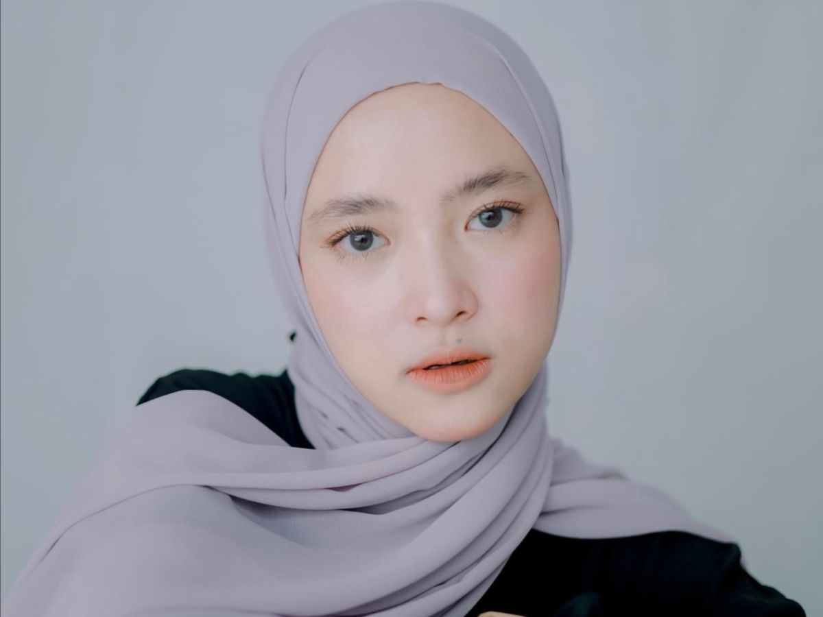 Kancing Kemeja Sengaja Dilepas Hingga Dalaman Terlihat, Gaya Nissa Sabyan  Pancing Komentar Netizen: Sial Cantik Mulu Padahal Jahat! - Semua Halaman -  Stylo