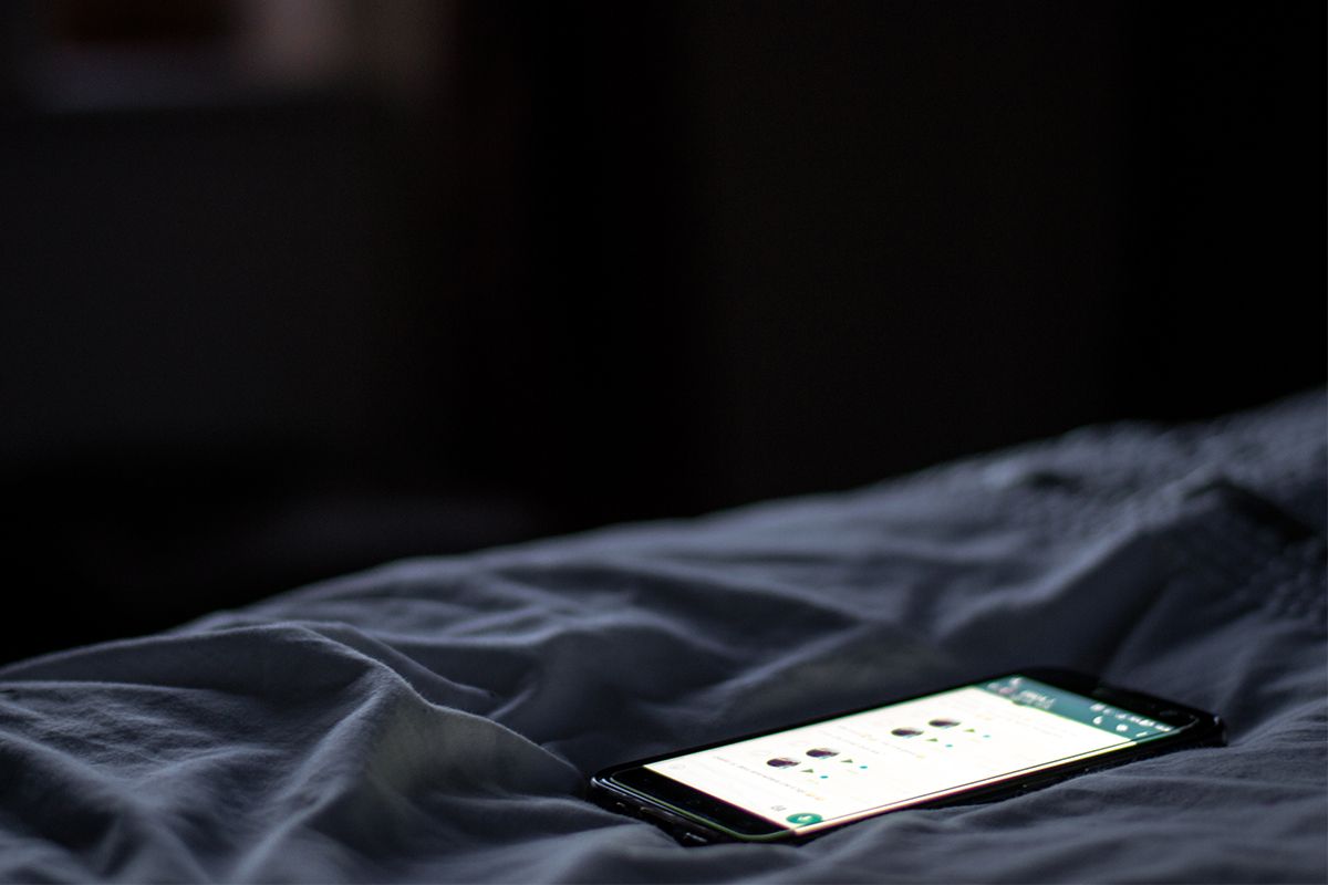 Dampak Buruk Menaruh Smartphone di Dekat Area Tidur