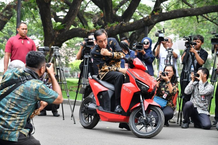 Presiden Jokowi Targetkan 2 Juta Motor Listrik Mengaspal di Indonesia -  Motorplus