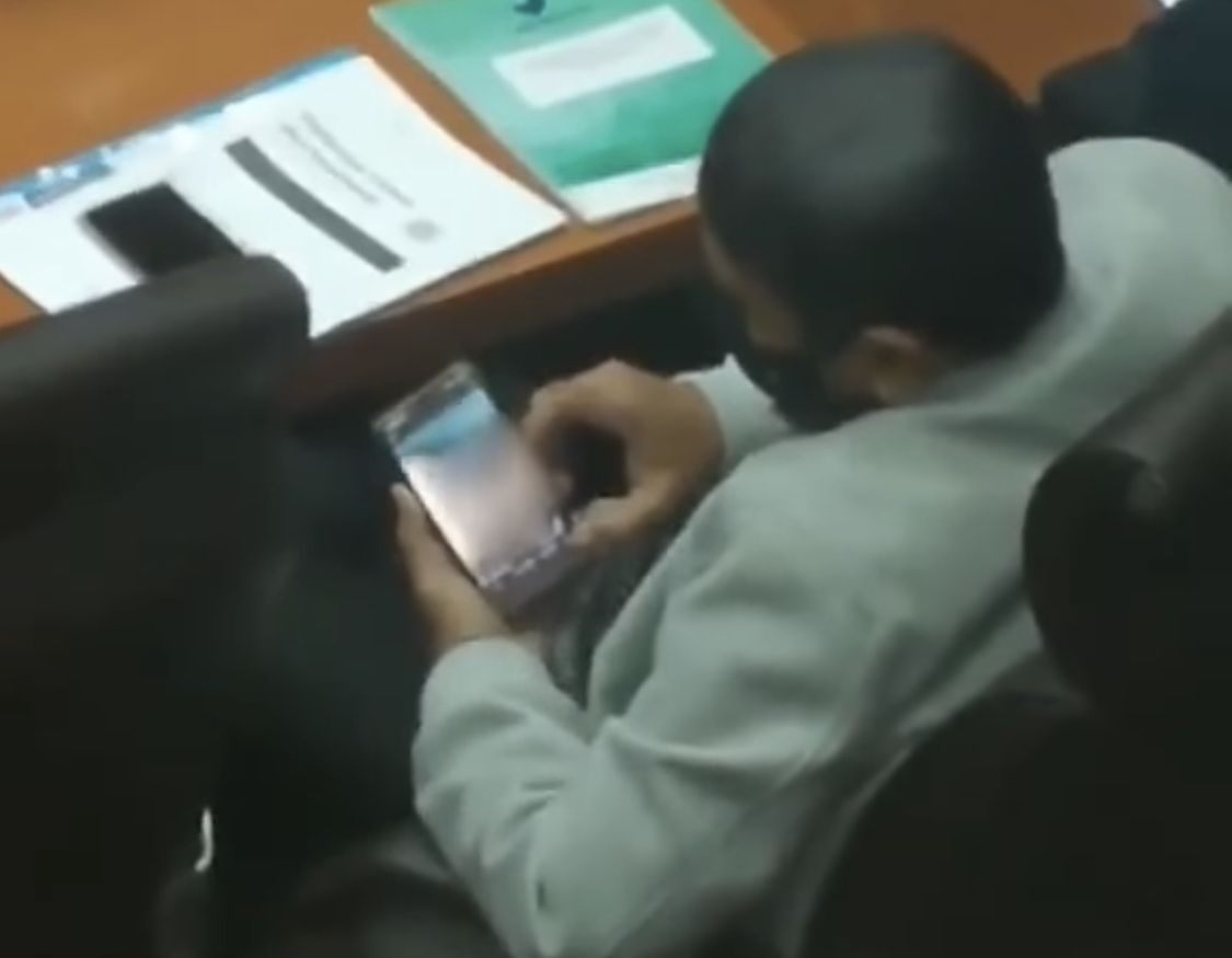 Foto Anggota DPR Nonton Video Syur Viral, Ini Rahasia Roy Suryo Bisa  Langsung Dapat Namanya