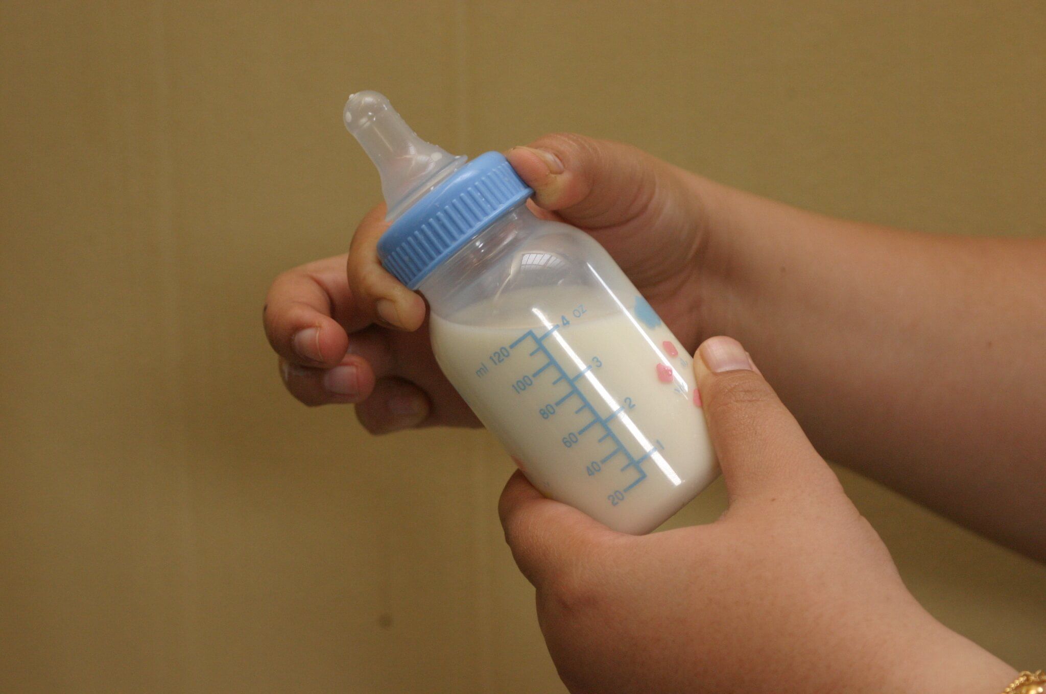 Tips Memilih Botol Susu untuk Anak, Perlu Disesuaikan juga dengan Ukuran  Badan Anak dan Usianya - Semua Halaman - Nakita