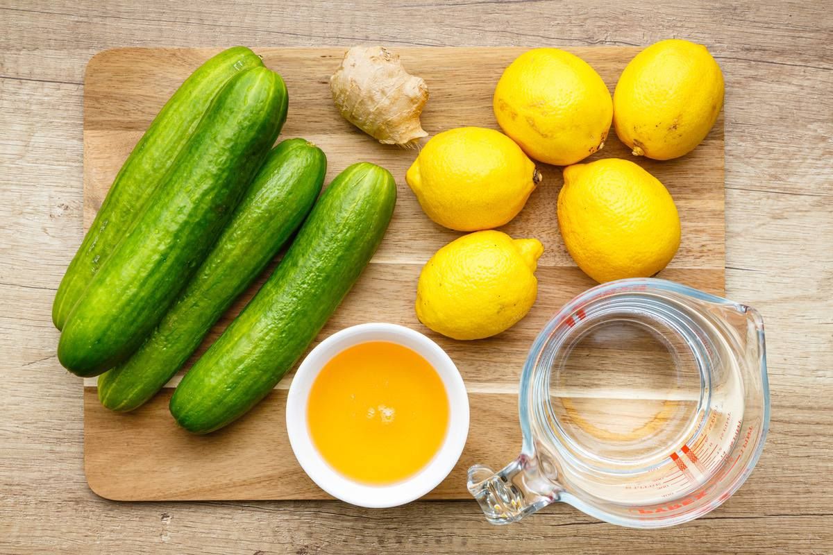 Potongan lemon dan timun segar dalam air, infused water kaya nutrisi untuk hidrasi tubuh yang optimal