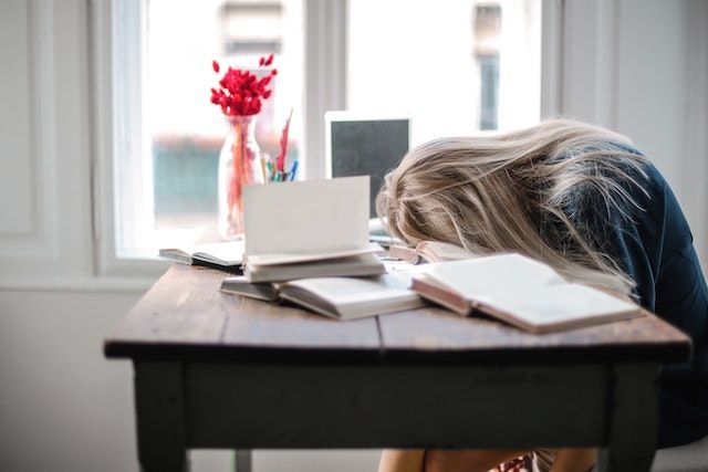 Gejala-gejala fatigue meliputi rasa lelah yang tidak hilang meski sudah beristirahat, kesulitan berkonsentrasi, dan perubahan mood yang drastis.