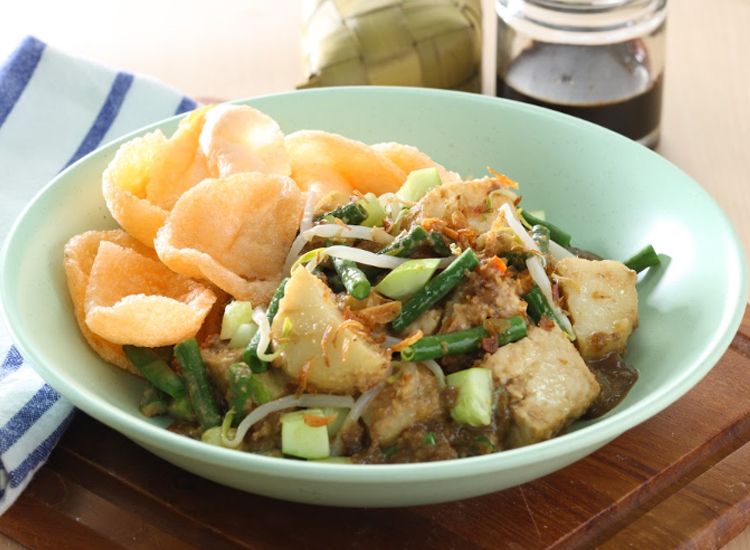 Tipat Cantok, Kuliner Sederhana Bali yang Selalu Bikin Ketagihan