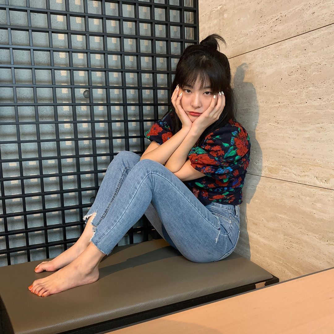 Inspirasi Pakai Celana Jeans a la Idol Kpop yang Simple Tapi Keren  