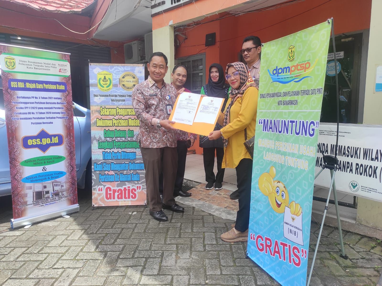 Penyerahan surat izin usaha