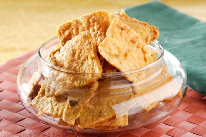 Keripik tempe pedas renyah yang siap dinikmati sebagai camilan gurih dan pedas, cocok untuk teman minum teh