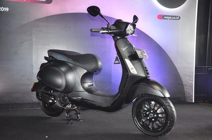 Vespa GTS 300 Yacht Club