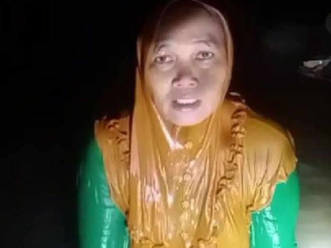 Seorang Ibu Mandi di Sungai Tengah Malam Sambil Live Tiktok, Penghasilannya  Bisa Dapat Honda BeAT - Motorplus
