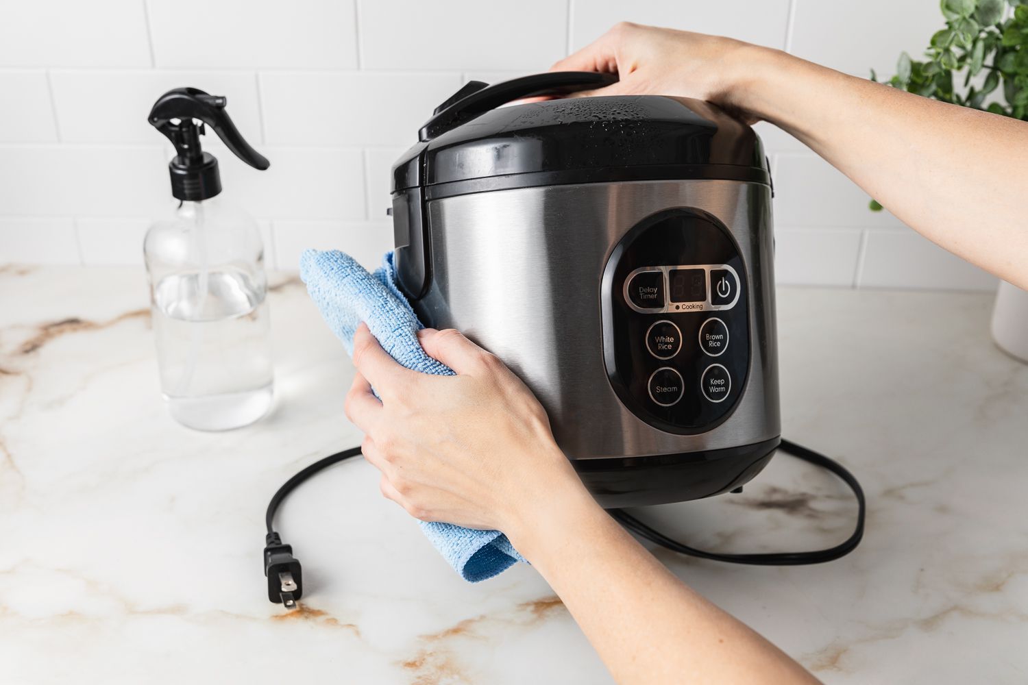 Padahal Paling Sering Dipakai, Rice Cooker Juga WAJIB Dibersihkan dengan  Cara ini, Hanya 2 Bahan Saja - Semua Halaman - Sajian Sedap