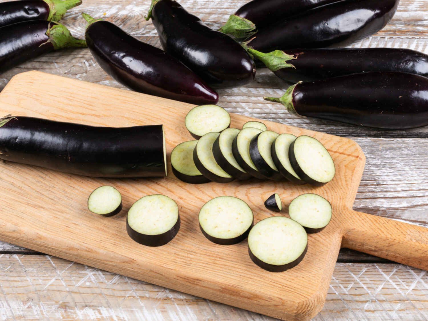 "Differences Between Green and Purple Eggplant: Appearance, Taste and